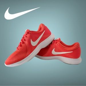 Nike Revolution 4